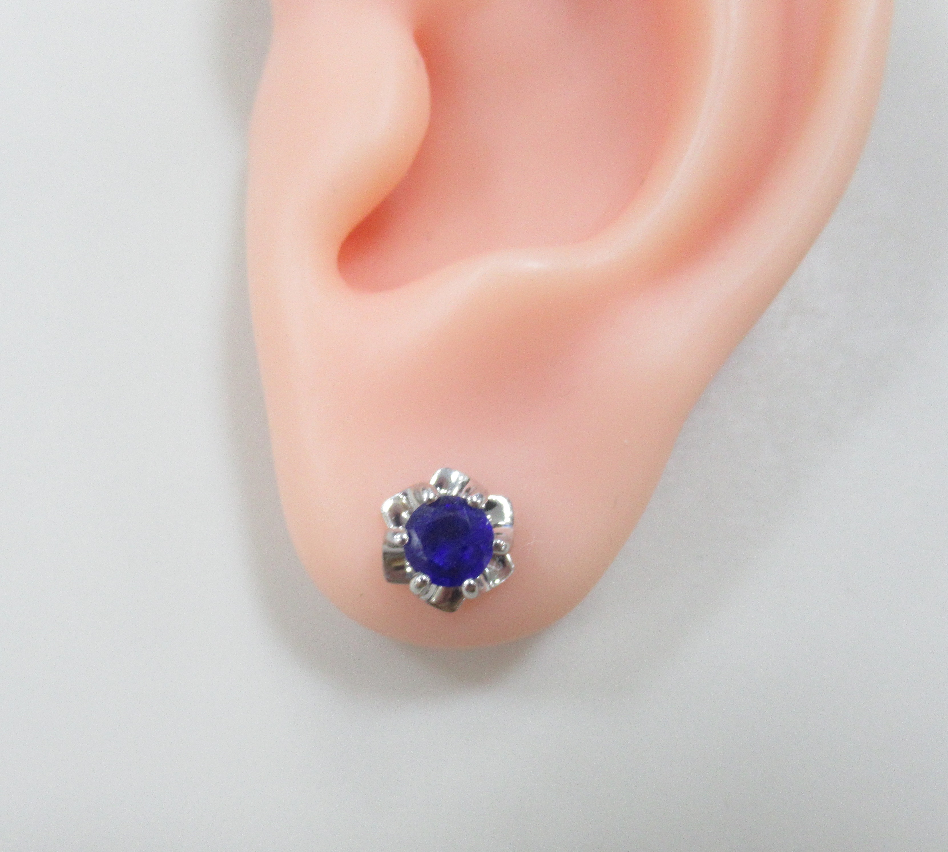 Серебряные серьги-пусеты с сапфирами "Цветы"